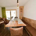 Haus Alpenblick דירה *